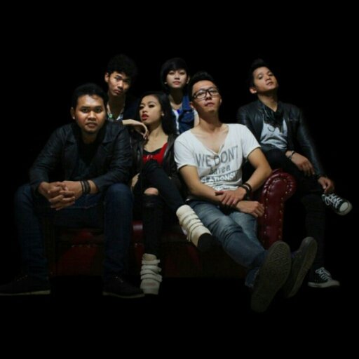 The official twitter account of Band Tunable | 
@enosatriani  Vocal
@rezakojel  Drum
@adeboo_art  Bass
@irfanmahardika  Keyboard
Andika  Guitar