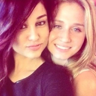 Pixie // 17 // singer // musician // KarmyArmy follow my other account @MunzPixie