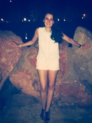 Soy de esos que camina escuchando música y sonríe de la nada porque le llegó un recuerdo. Maestra de Ed. Infantil. Adoro a los niños. Me encanta reír.