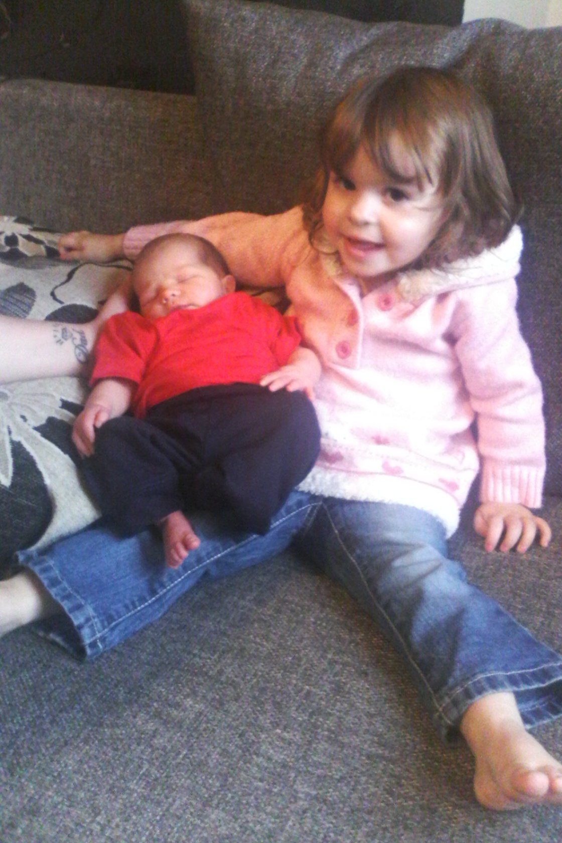 im 23 gota little boy who is 3 week old and a little girl who is 2 xx