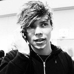 follow @ilycalumfornia ily ♡