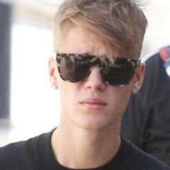 fui contar pra minha amiga que eu era belieber e ela saiu correndo dizendo que nao queria pegar essa doença do demonio, nao entendi