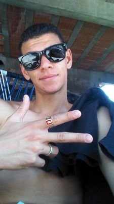 PARA AQUELES DESACREDITADOS, MEU MANO.
QUE ACHA QUE TEM TUDO E NINGUEM  TEM NADA,
QUE SE ACHA O 'MAIORAL', OLHA O MULEQUE AI  Ó