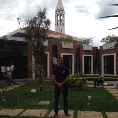 Brasiliense, 25 anos, catolico,