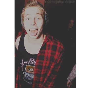 HEY FOLLOW @calummaterial ILL FOLLOW BACK ON THERE THANKSSSSS PLS