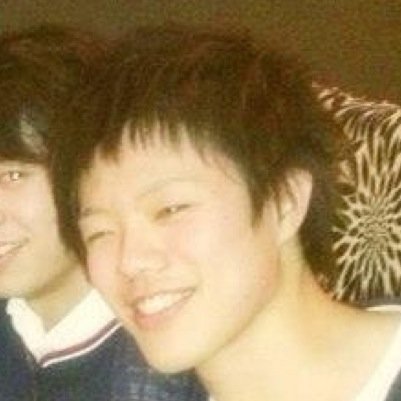大学生です。バイトしなくても遊び続けられる方法を探してネットというものに出会いました。学校にいる時でも遊んでる最中にもお金が勝手に入ってくるシステム構築！ネットは情報が命なので最近は色んな方からお話聞いています！
