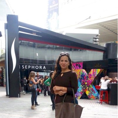 !Mujer viendo al mundo desde Twitter!