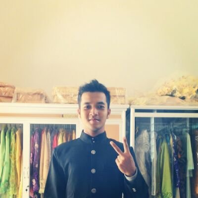 Seorang pria ganteng, baik hati, smart, alim dan pembohong..