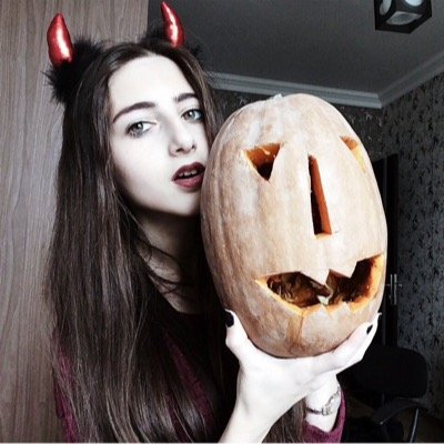 Welcome to Negin's acc. I'm 17. I'm Selenator,Belieber,Lovatic,Directioner at the same time, from Azerbaijan. And I'm fucking love our queens and kings.