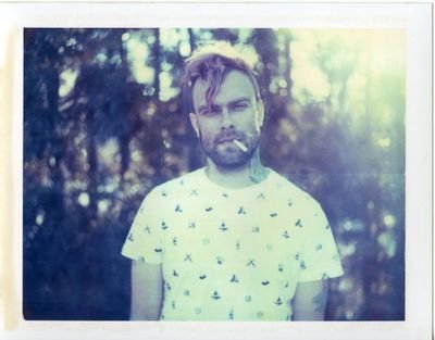 32. Vocalista de The Used. A mi me gusta el emo y no soy negro. {FAKE}