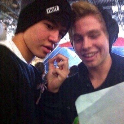 FOLLOW @lukeakaloml PLEASE ILY✌️