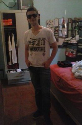 Nascido em 96. Estudante de Inglês no Fisk. Formado no curso Assistente Administrativo pelo SENAI.