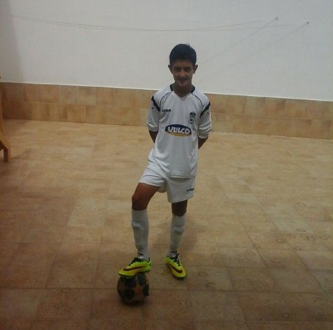 Gonzalo, jugador de Fútbol de E.F.B Tomelloso Infantil A, con el número 21 a la espalda. FÚTBOL 3