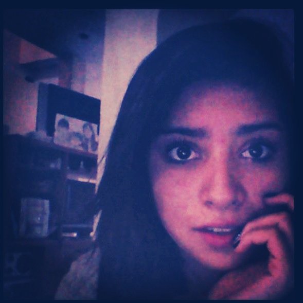 Cambiar la calma por la adrenalina; & combinar las rosas con las balas.♥Instagram: feer_dela_cruz