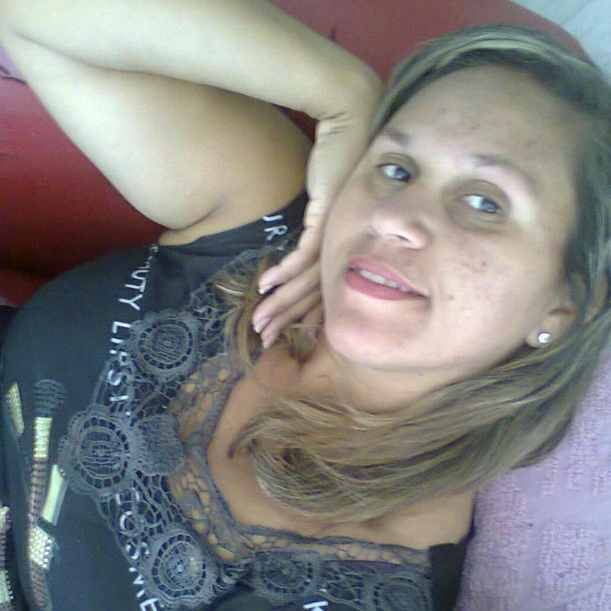 sou uma pessoa amiga,mãe e feliz muito feliz!
