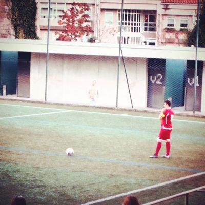 Jugador del Santiago F.C
Ella primero, el mundo despues