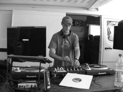 dj mix sur platines vinils (drum and bass) j aime le reggae le ska le rock etc.....