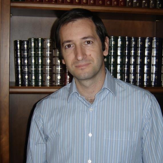 Consultor de seguridad informática y escritor. Novelas publicadas: El sueño de Justiniano, República, El ocaso de Bizancio y Secreto de confesión