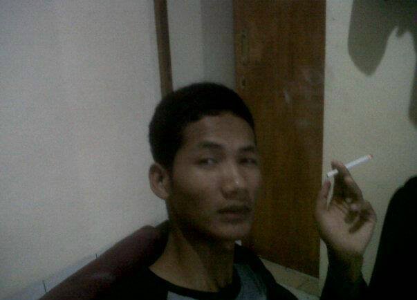 prakoso_shandyh's profile picture. aku..ingin slalu membhagia kn  k 2 Orang tua ???                I,wish happy isn't it two..person  old..alwyss??