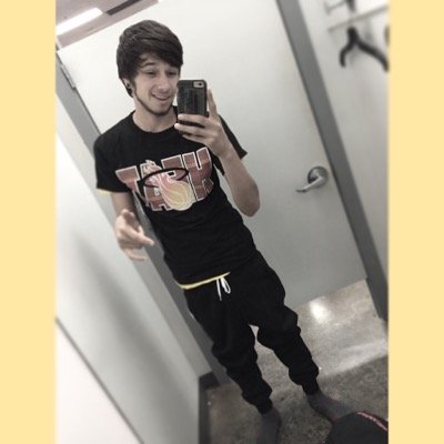 just a single boy looking for a princess so i can touch her butt and call her mine
