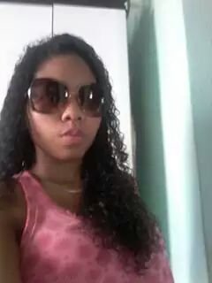 '' ela er uma mulher menina ke precisa urgentemente ser mais forte .. ela ker alguém ke leia seu sorriso antes de olhar o seu decote .. ''