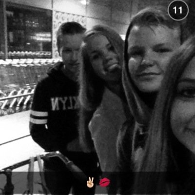 sing is me pasion 
love is what I need 
home is were me family is ! ✌️
love  Thomas broedie 
love svenn