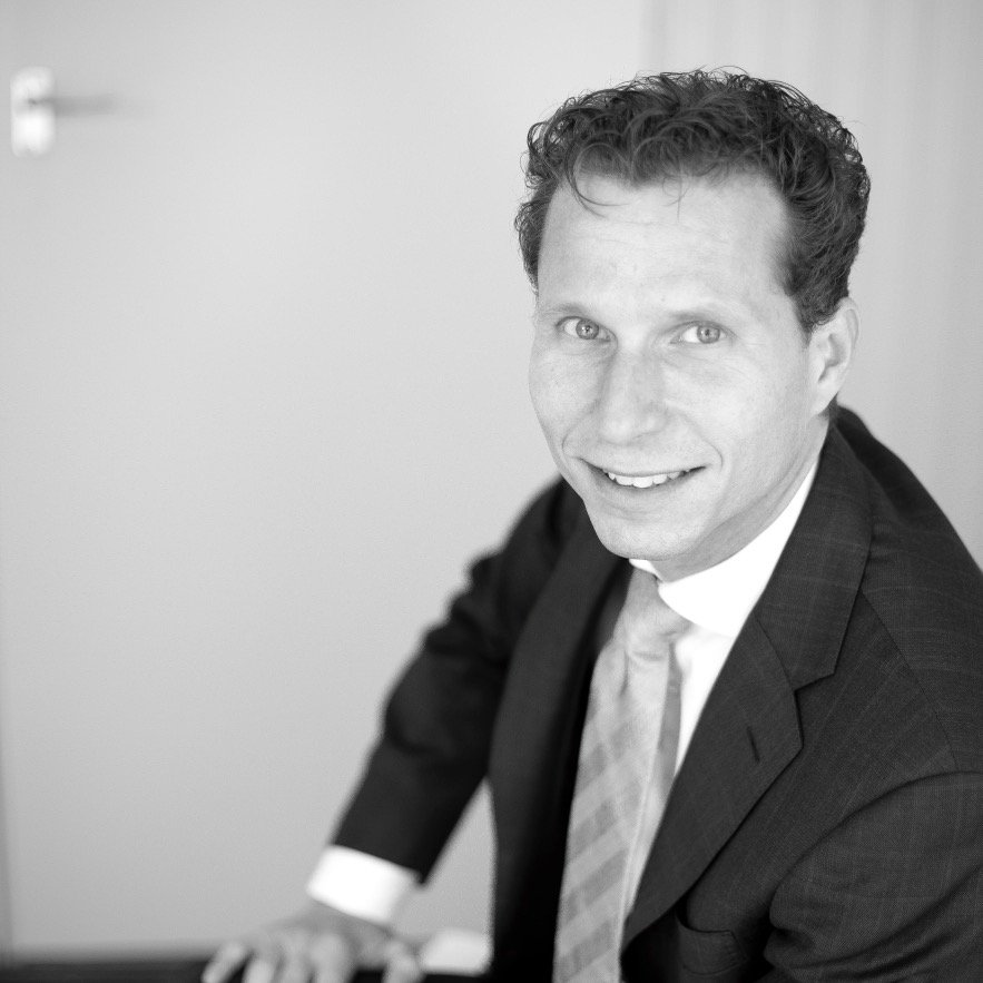 Passionate about financial markets, physics and sports.