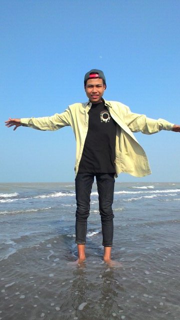 Menikmati indahnya hari dengan penuh senyuman :)