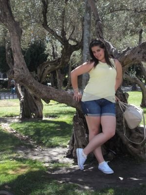 soy una estudiante de ADE a la que la gusta estar con sus amigos y salir de fiesta
