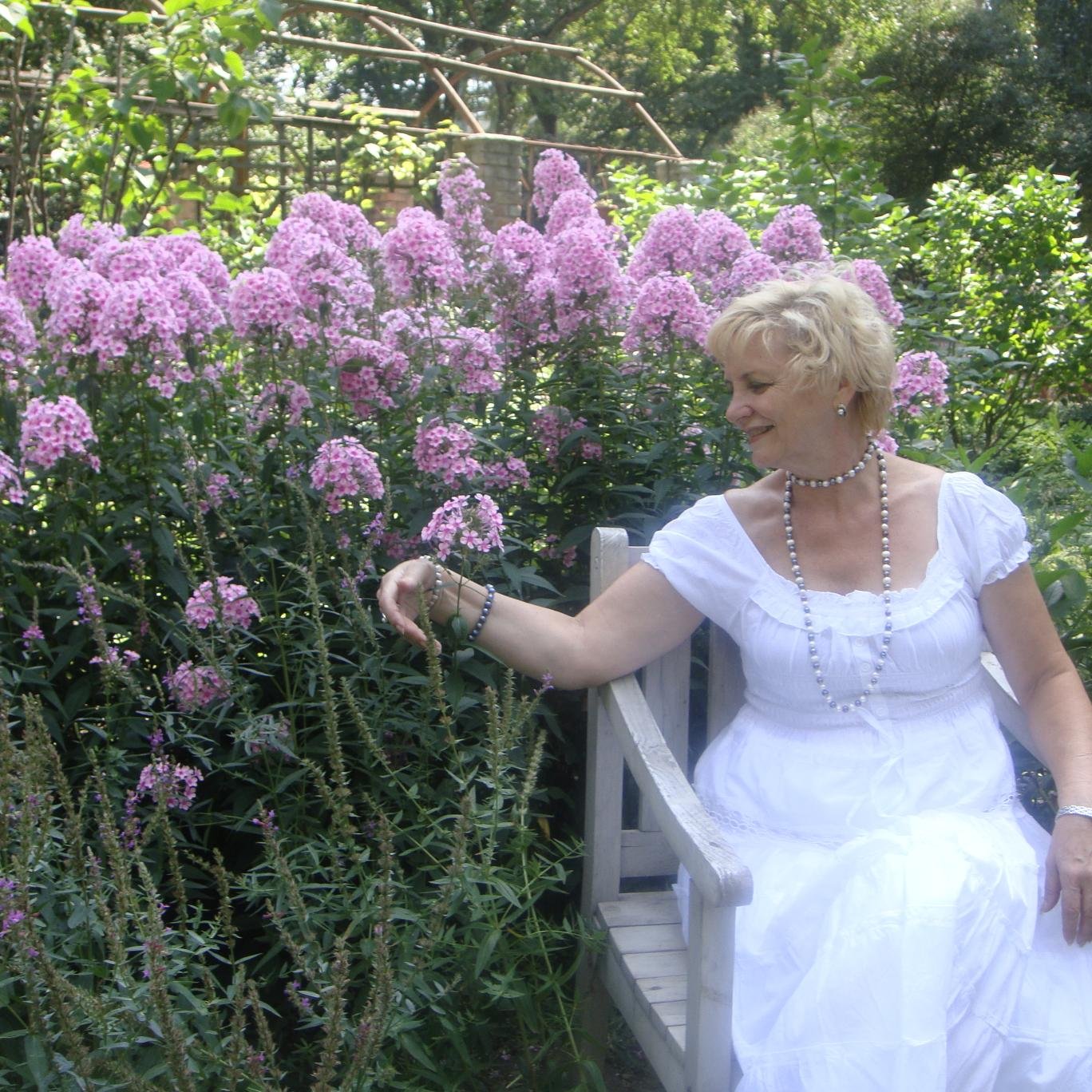 ZLqQc3UB7yXeIFg's profile picture. 