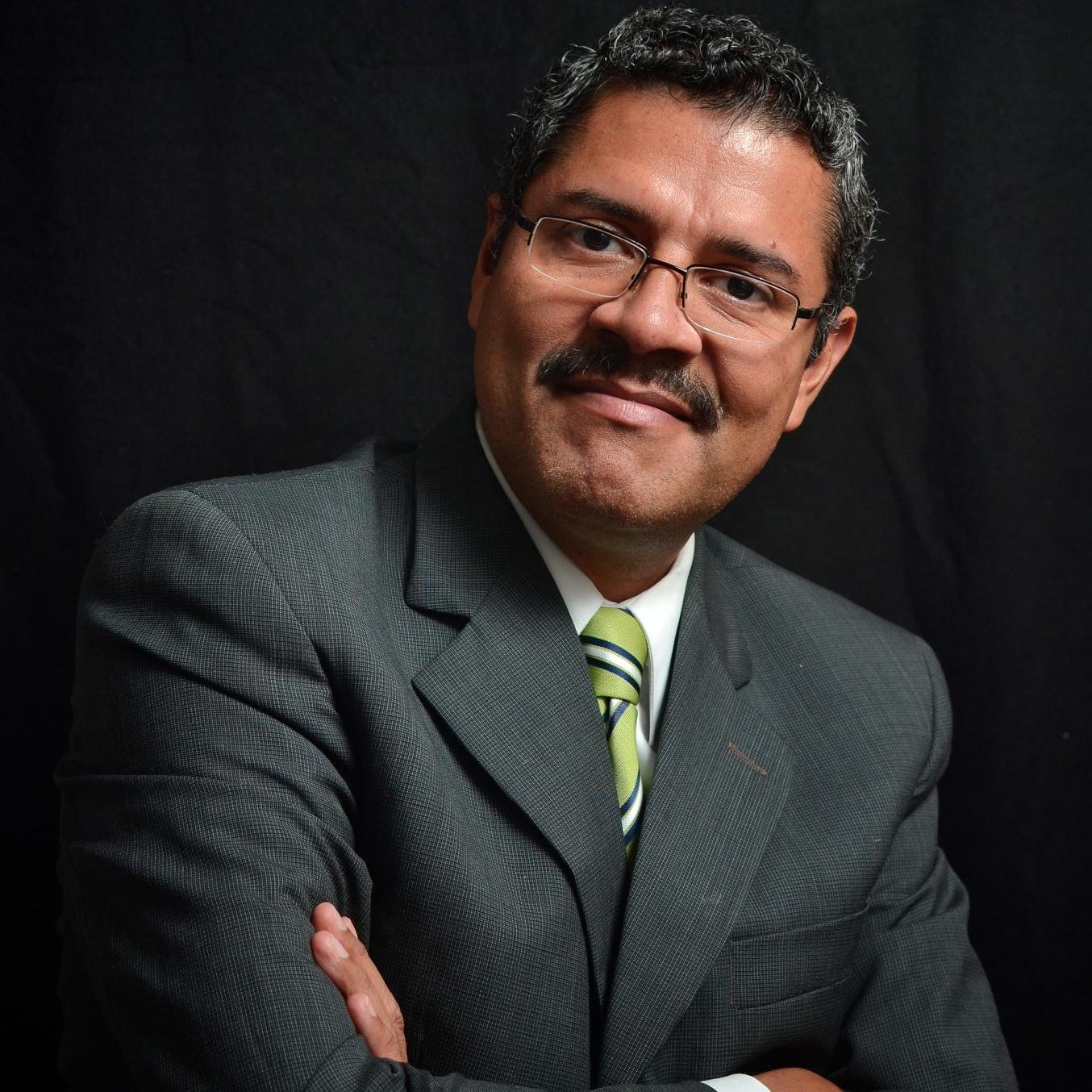 Raul_Lozano_R's profile picture. Educating to serve.