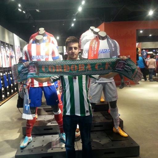 Cordobés, politólogo. Máster en análisis político.Cordobesista y atletista.