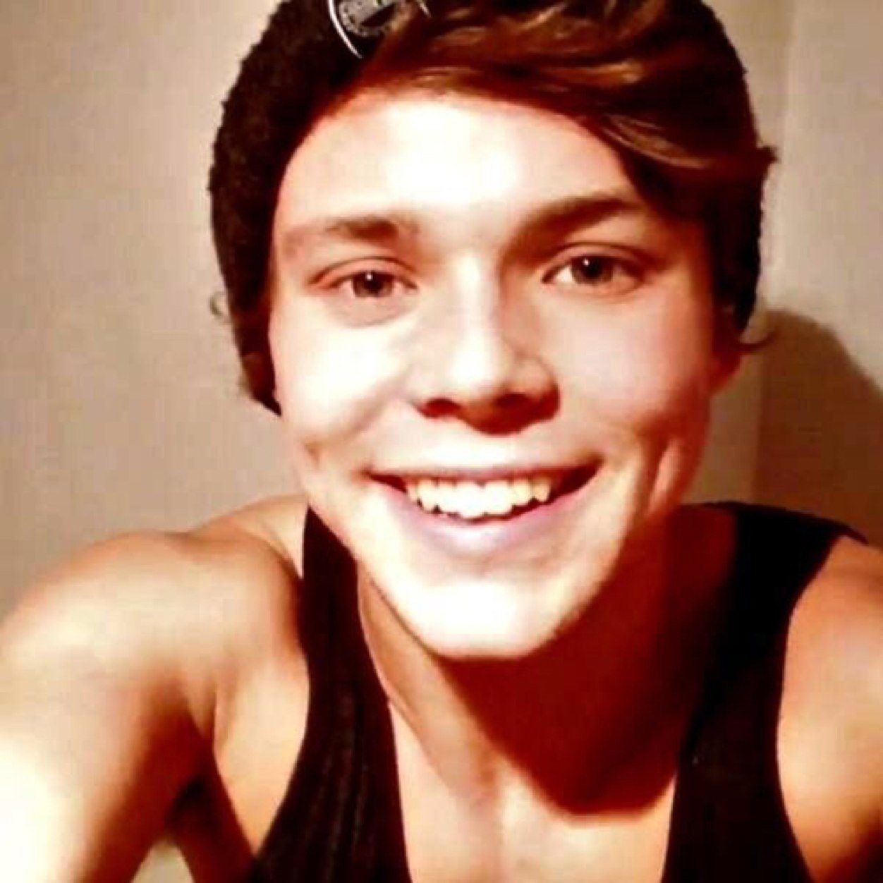 Don't follow this account follow @hemmoftboca instead, I follow back. Ily and I hope your sunshine follows you.