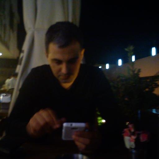 Yarım bir şiir, yarım bir şair gibiyim.          
Yarım bıraktığın, yarımda...                                                          http://t.co/NH9o4ow0an