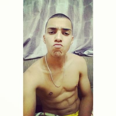 21 Anos, Aproveito a vida nas melhores maneiras, Tocar Bateria, jogar aquele futebol com os amigos, Dar aqueles role com amigos e amigas,