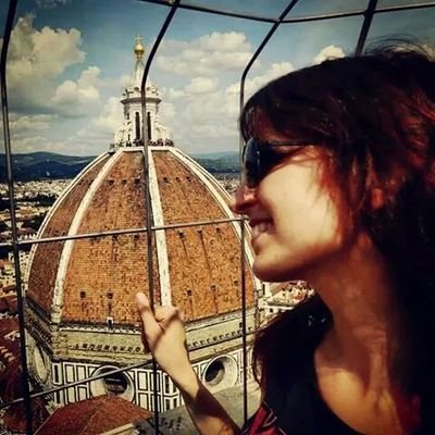Historiadora del arte, amante del AOR, rosaventera y parroquiana.