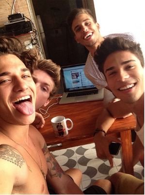 Um dia pesquisei o que era P9 ,e olha o que aconteceu ? Me apaixonei ! (Gui,Mike,Jonathan e Igor) Vidas!!