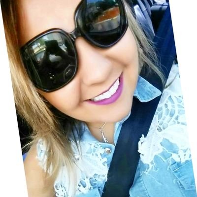Cirurgiã-Dentista, Cristã, ADORADORA, Cantora e Compositora. Que vive intensamente, com muita FÉ. Sem medo nem vergonha de viver.