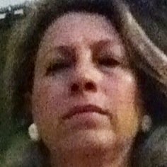 Sou educadora.........e trabalho na area da Educacao Especial ......amo minha profissao.