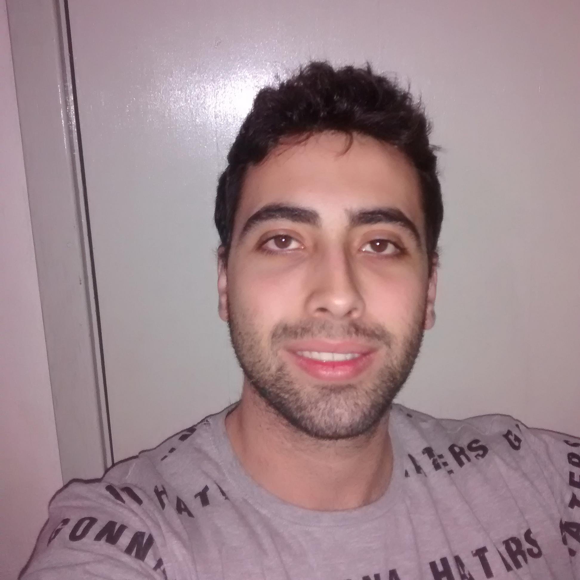 Vence quem passa por essa vida sorrindo. E se o preço que se paga por ser um pouco feliz é ser um pouco idiota, dane-se.