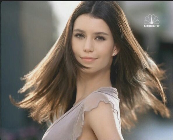 ‏لاتولم احد فكل القلوب مليئه بما يكفيها ..