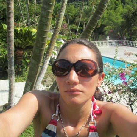 Manizaleña de corazón Técnica en Locución y Producción de radio,  Comunicadora Social y Periodista.