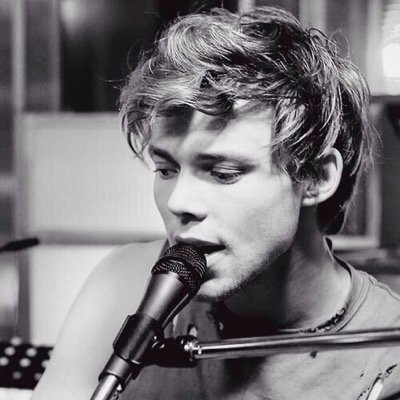 please follow @5sos_legos she gave you a free follow