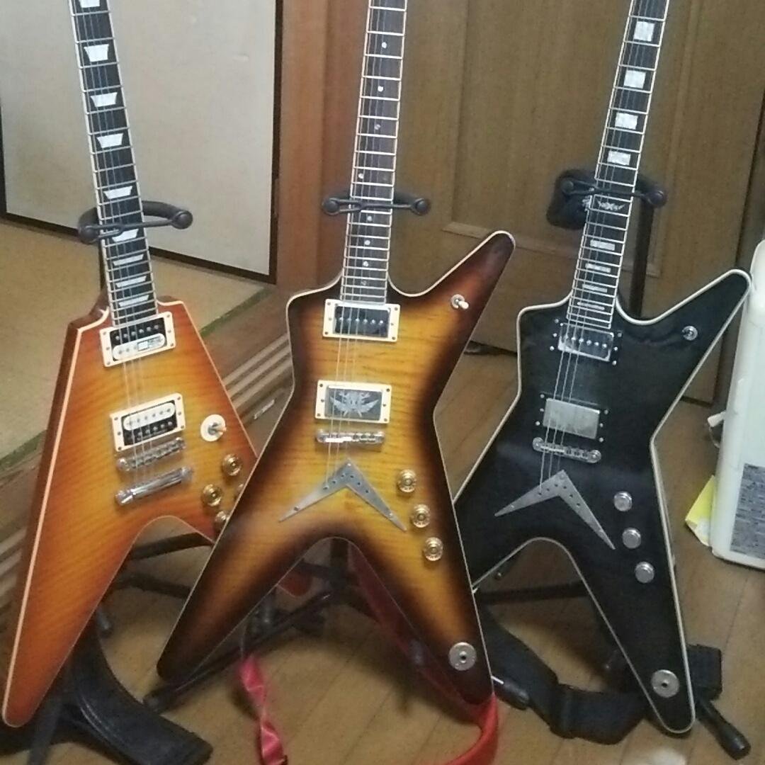 46歳の時に脳出血で3日間生死の境を彷徨いました。生き返ってみれば右半身麻痺、言葉が出ない。それでも仲間たちに支えられ、片脚を引きずりながらサムピックを指にテーピング巻きのスタイルでロックし続けるよ。もう言葉も大丈夫？だし、仲間がいるからね。大丈夫！