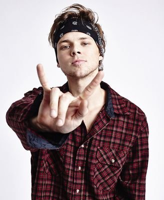 FREE FOLLOW :-) PLEASE FOLLOW @Aisha5sosAtlSws xx