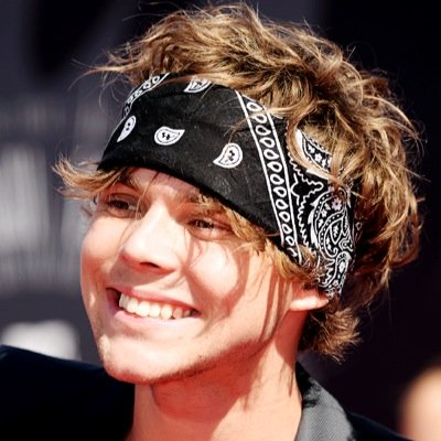 bepositive_babe's profile picture. i know it seems impossible but ashton will follow you one day! don't lose hope - @mukeovermatter