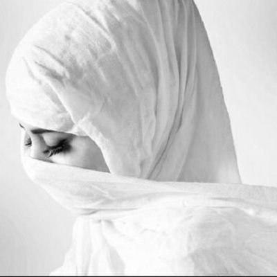 فِي زاويَہ صَغيرة ؛ بين الرَغبہ و عدَم الاهتِمام ، انشأتُ لِنَفسي حَياةٌ لا بأسَ بہا ..  ! ~