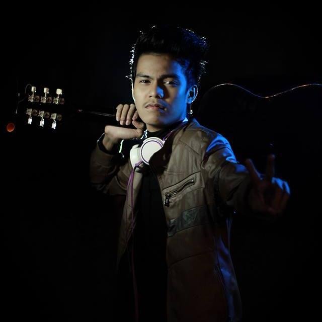 ReD_rodeljay's profile picture. I Love to played Guitar
expressing my feelings to her

 Because Music is my Life...