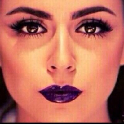 عندما تهديك الحيآة شخصاً يجعلك سعيد ويكره آن يرآك حزيناً عليك آن تكون شآكراً لأنه في هذا الزمن قليل من يريد آن يرآك آسعد منه♡( 2004 )