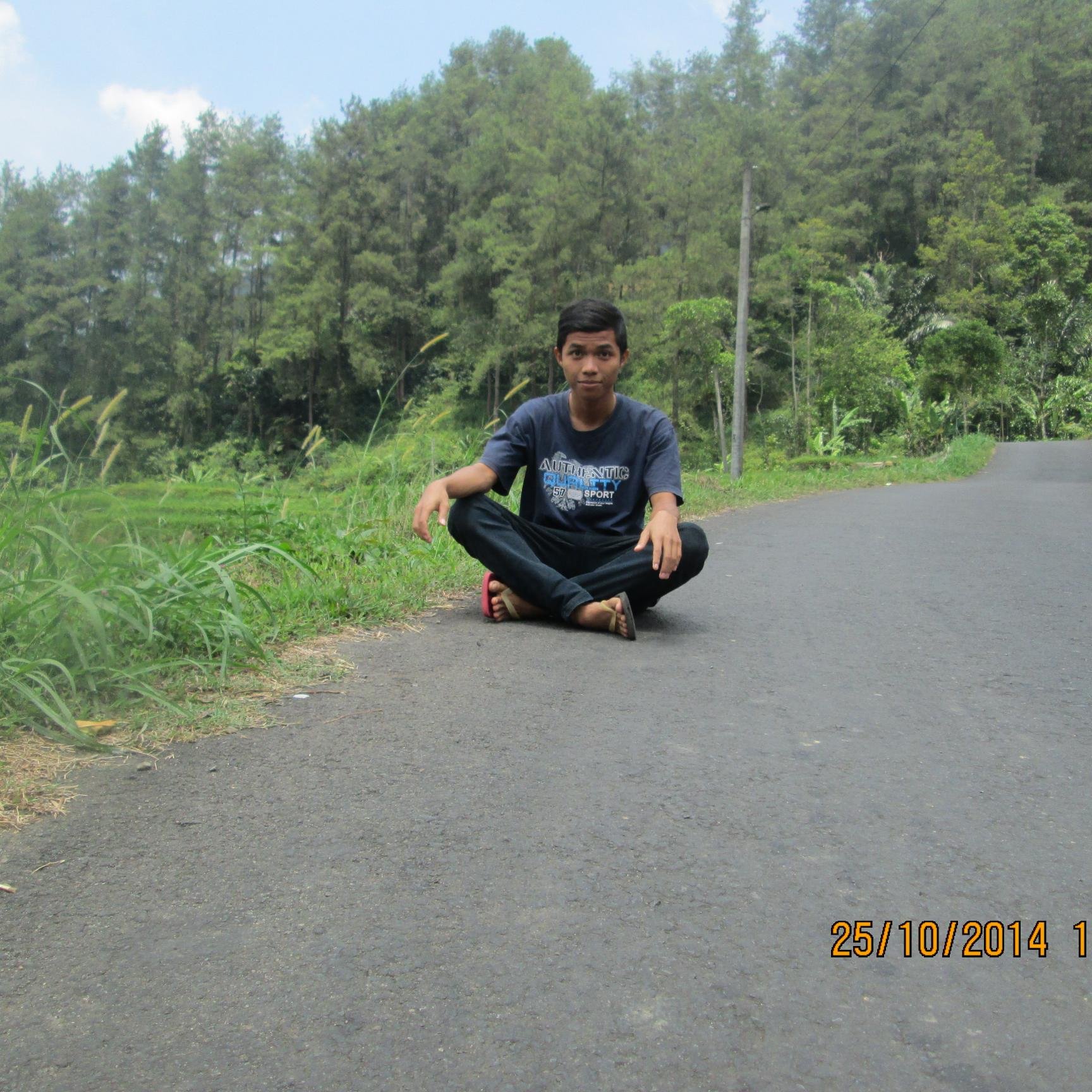 Gitaris drummer bassis | Senior High School | striker | chef future | 51B19AA2 : BBM
Instagram : Irfan_sayko